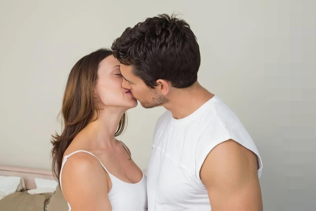 “接吻不摸胸像吃饭不扶碗”？

   这话戳穿的不是动作，是真心！
 
  别觉