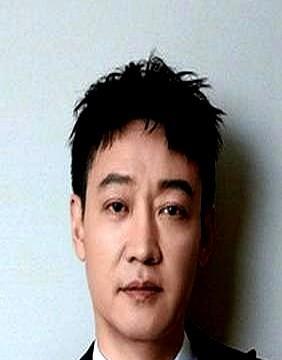 他没喊一句疼，却把整个冬天扛到了舞台上。
母亲走的那年，他推掉两部大戏，天天守在