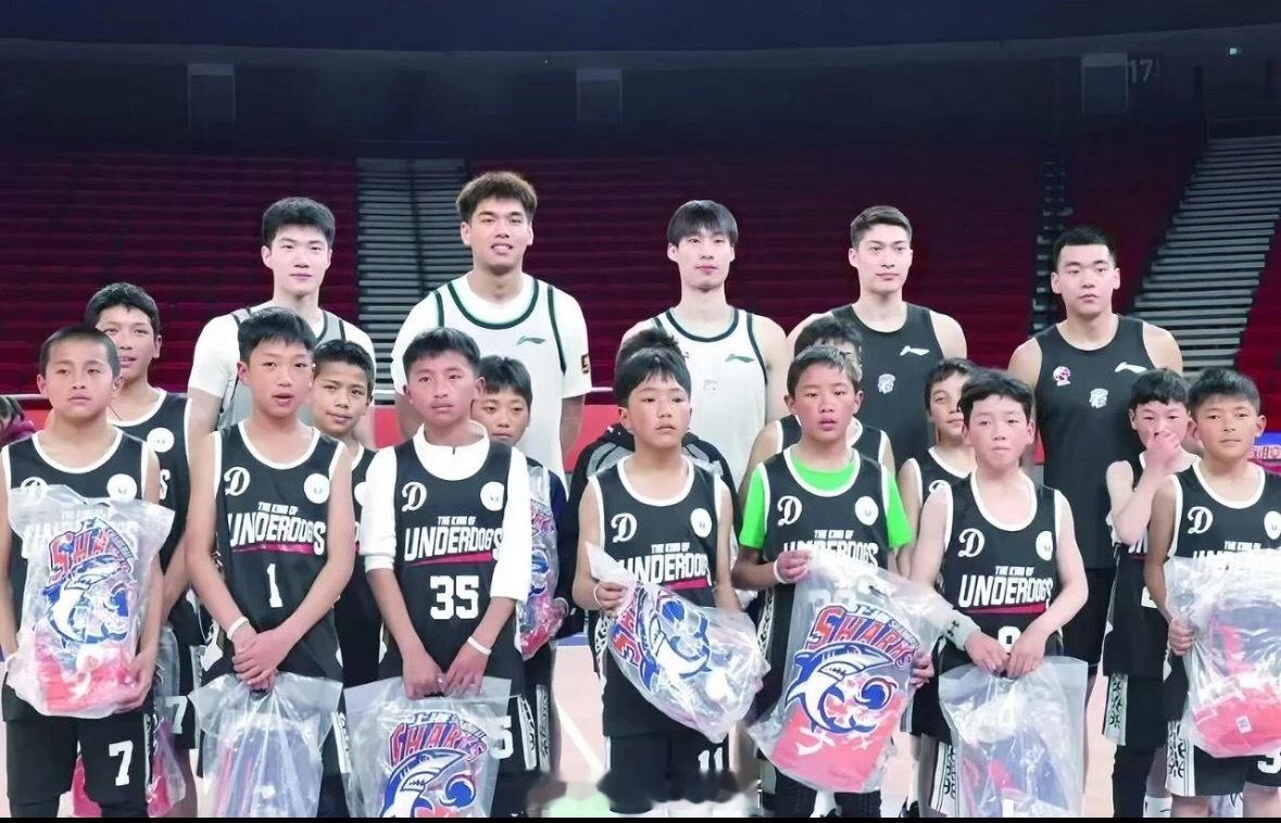 青海小球员逐梦上海的托举之手 雪山脚下的操场，是青海少年篮球梦开始的地方。一支名