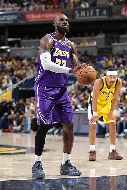 詹姆斯目前场均5.0次罚球，为生涯第二低，上赛季场均罚球仅4.7次。 