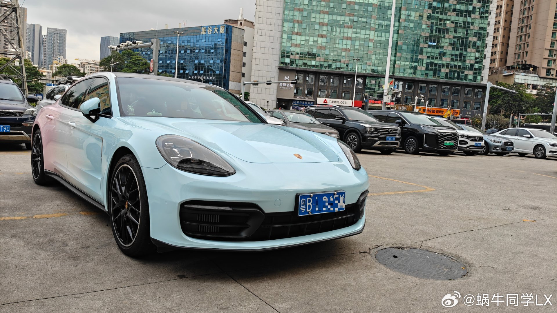 保时捷帕拉梅拉的渐变色车衣，这种双拼渐变既保留了保时捷的运动气场，又多了一份软萌