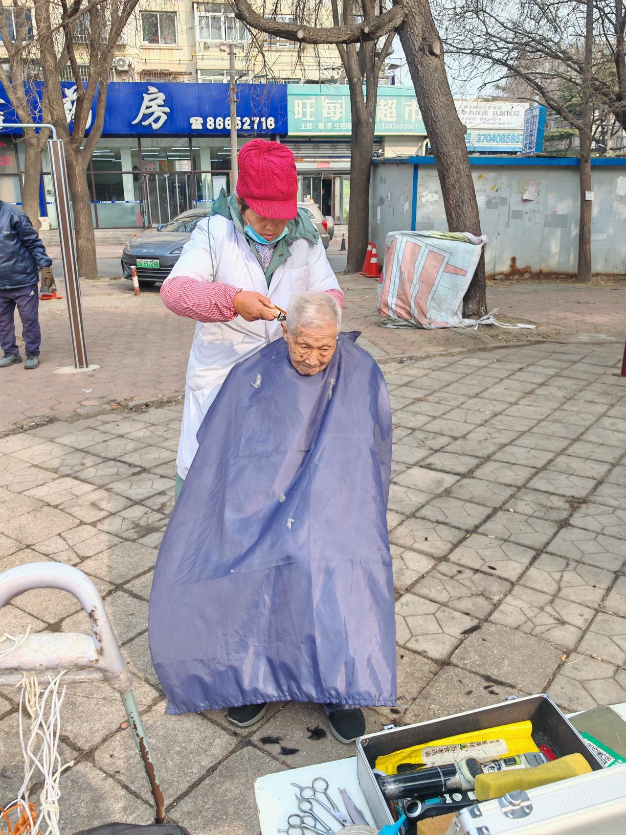 便民理发，老少皆宜。
价格便宜，一次六元。