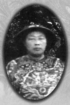 1867年的某天，12岁的同治撞开慈禧寝宫，眼前一幕让他攥紧拳头——母亲半躺床上