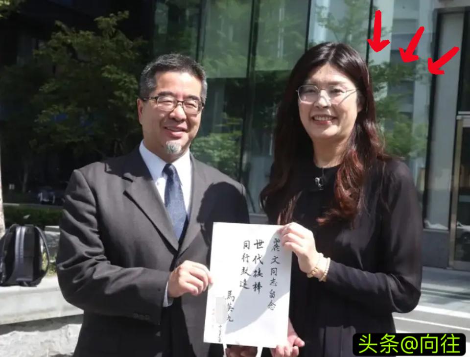 这完全抓错了重点！那八个字的分量，哪是书法水平能衡量的？

网友盯着字迹说“不如