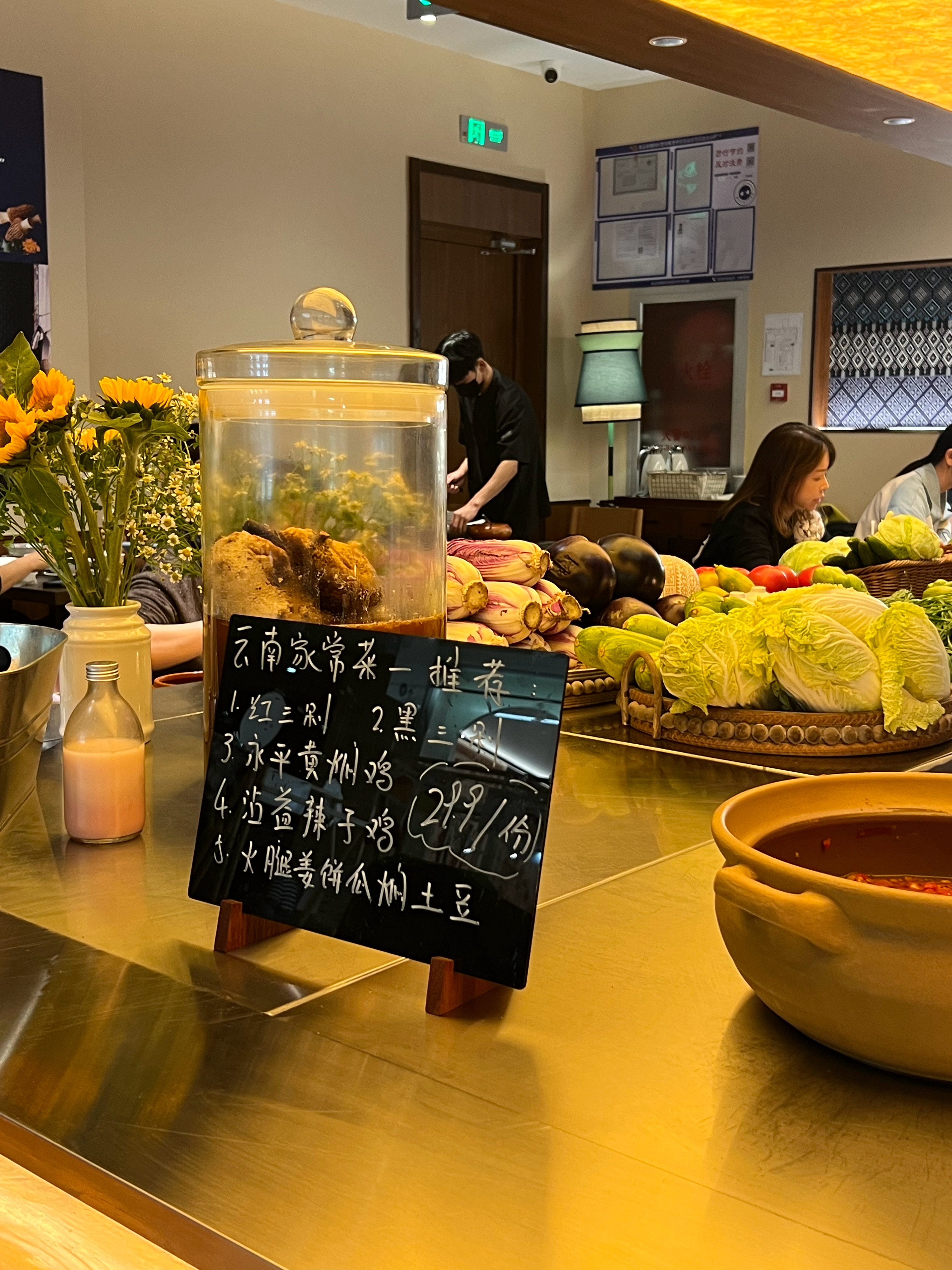 大雨里浸了一整天，此刻必须来碗酸汤麻辣烫回回血了。🍲 ​​​