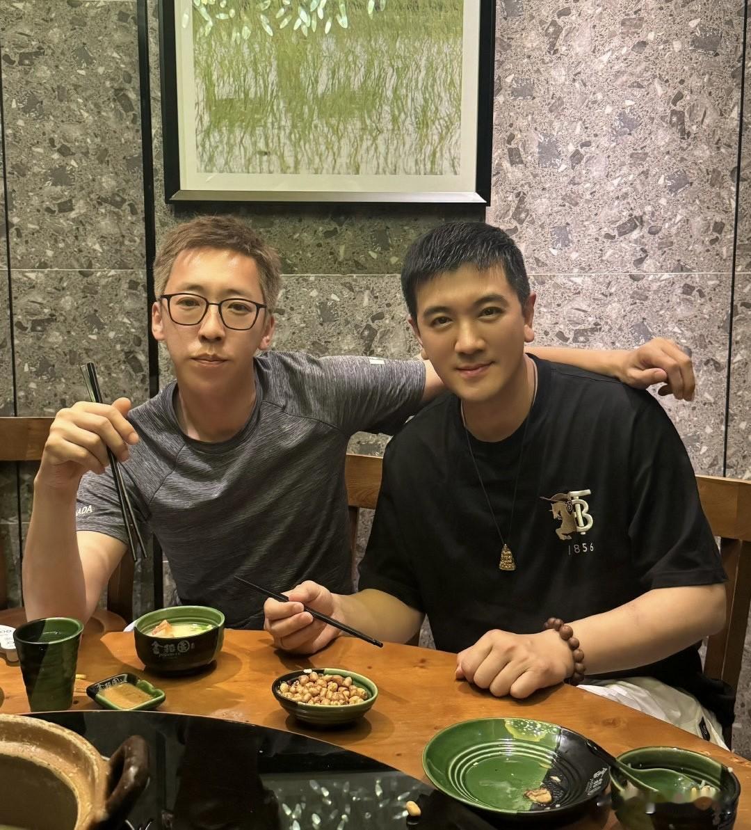 这样看来，杨子和留几手才是真爱啊。

五一小长假，杨子和留几手两人相聚。按照留几