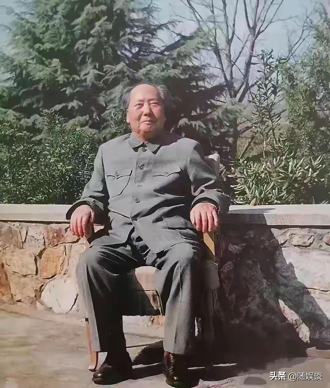 同样是静坐休息，普通人是安享晚年，在伟人身上却是心系天下
 
看到这张照片，很多