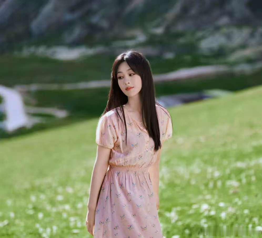 杨紫 迪丽热巴 两位顶流🌸今日营业物料 都好美 ​​​