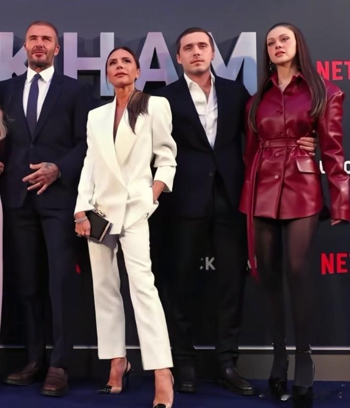 各回各家，各护自家媳妇儿。
贝克汉姆的大儿子完全遗传了老爸护妻狂魔的性格，为富家