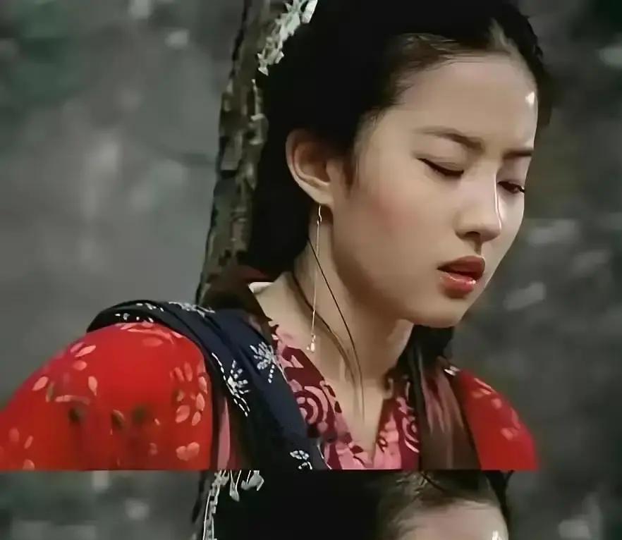 导演一巴掌拍掉剧本：刘亦菲，你去演赵灵儿。2005年片场那个下午，仙侠剧的基因就