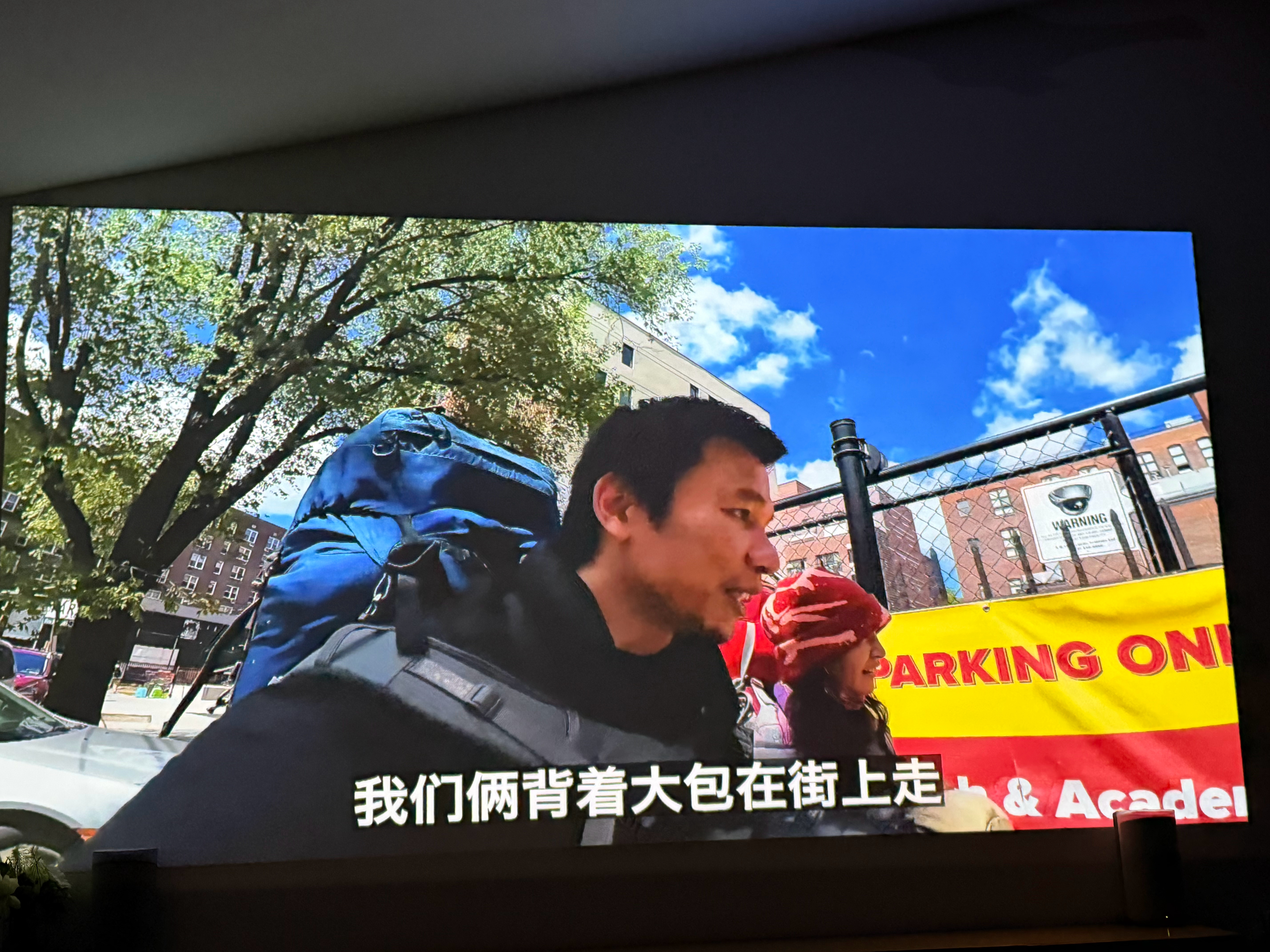 看得这个视频，蕾儿和乔什 去纽约了。网上在法拉盛找华人民宿，说好60刀一晚，结果