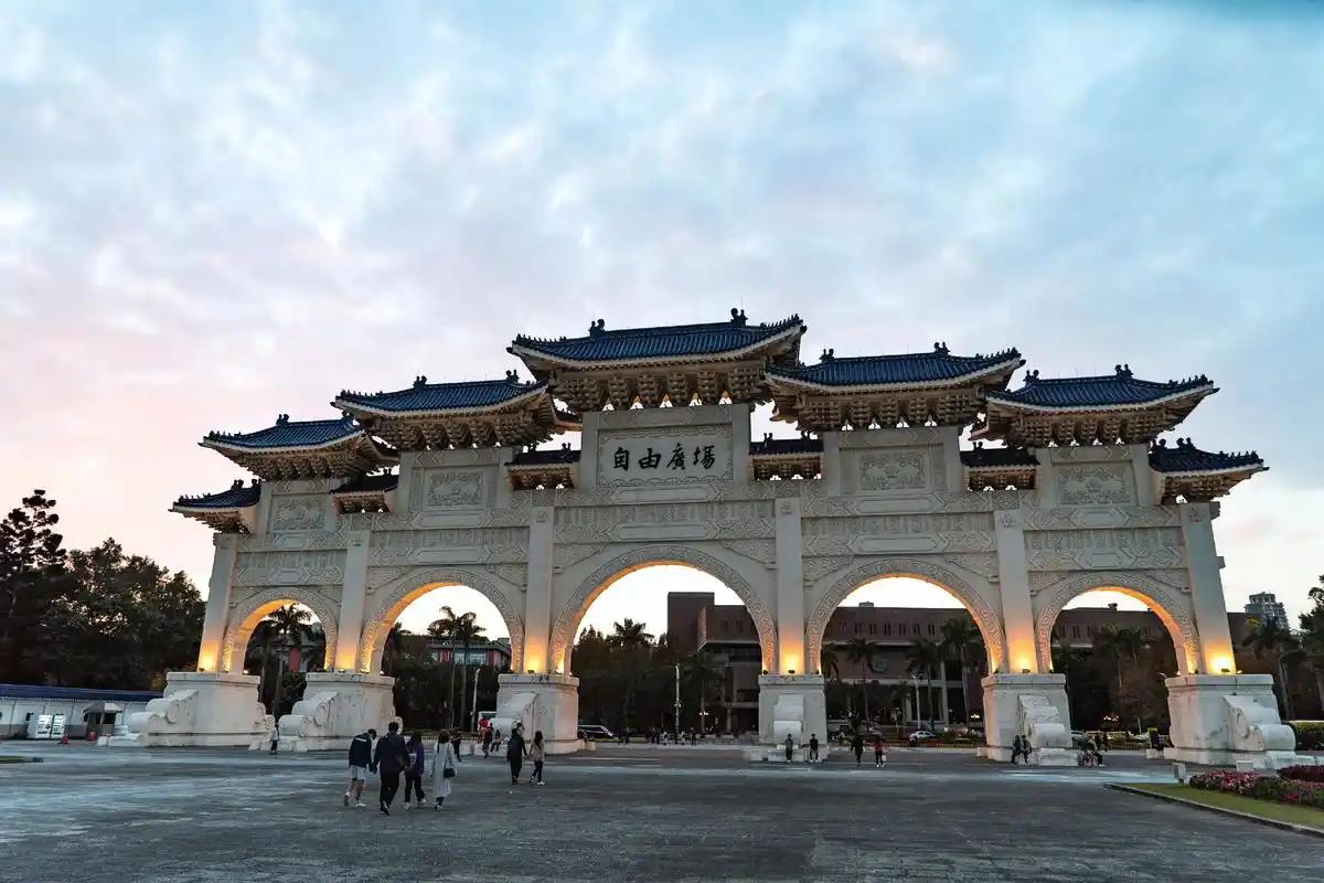 统一后的台湾地区，应该会剧变：一，改土归流，流官治理。全岛仅设“一主一副”两大城