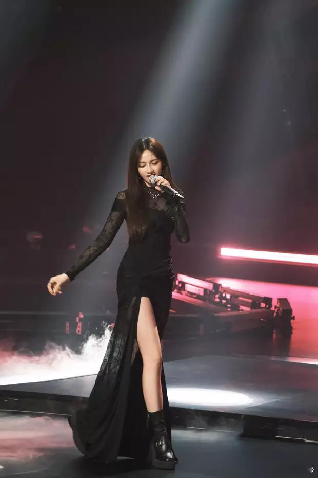 孟佳穿上黑色高开衩长裙在舞台上演唱歌曲，性感中透着优雅，新造型超养眼！ ​​​
