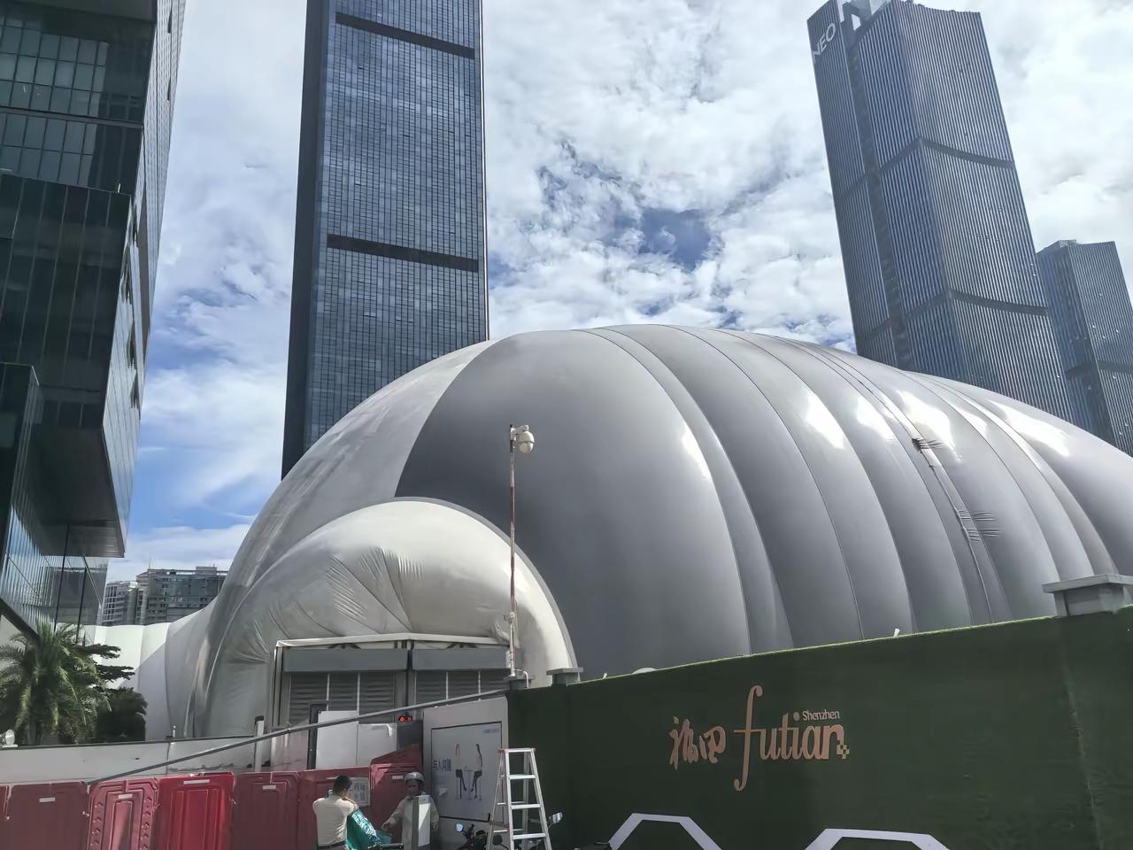 这就是深圳工地施工现场，干净整洁，不愧是一线城市！整座施工区域被巨大的气膜包裹，