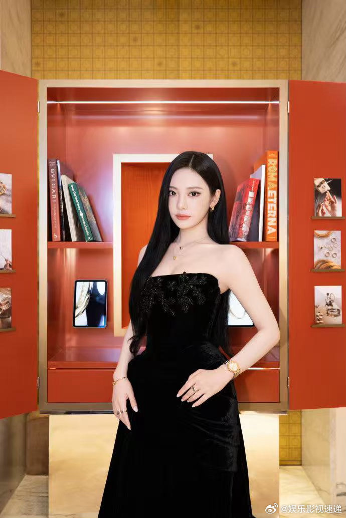 宝格丽火速认领宁艺卓宝格丽立马发了宁艺卓宁艺卓黑丝绒抹胸长裙的造型出来之后宝格丽