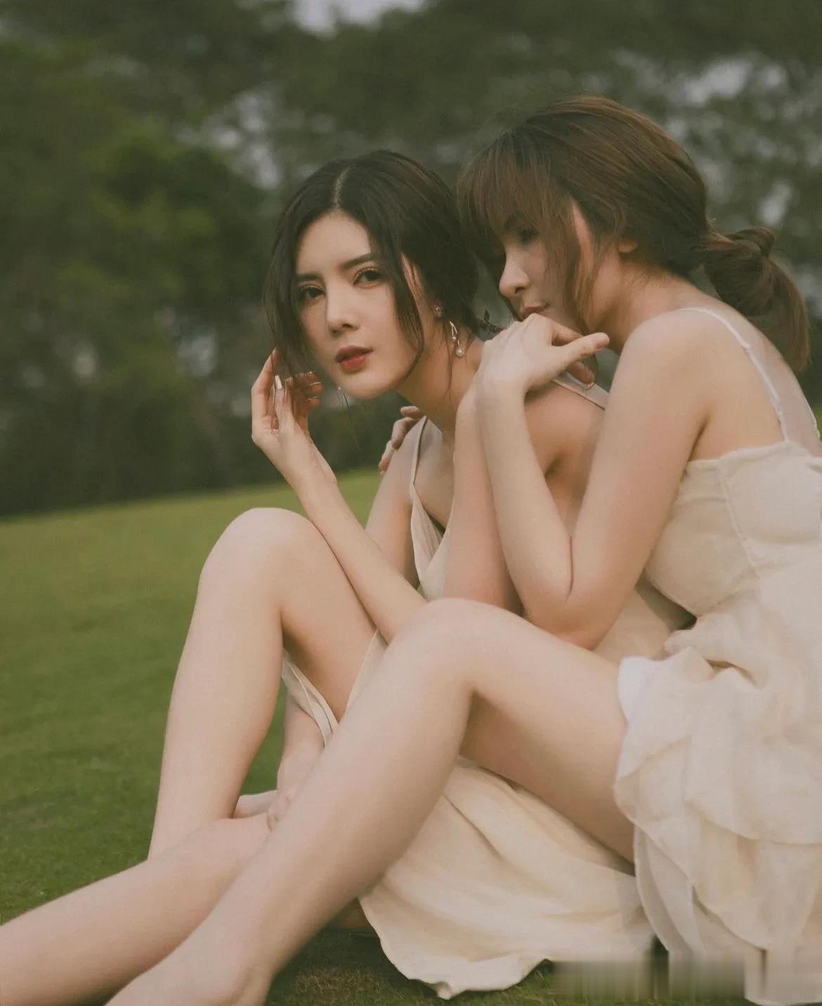 胶片复古风格的照片，总有一种让人难以忘怀的温暖，尤其适合拿来拍摄闺蜜的合影。这一