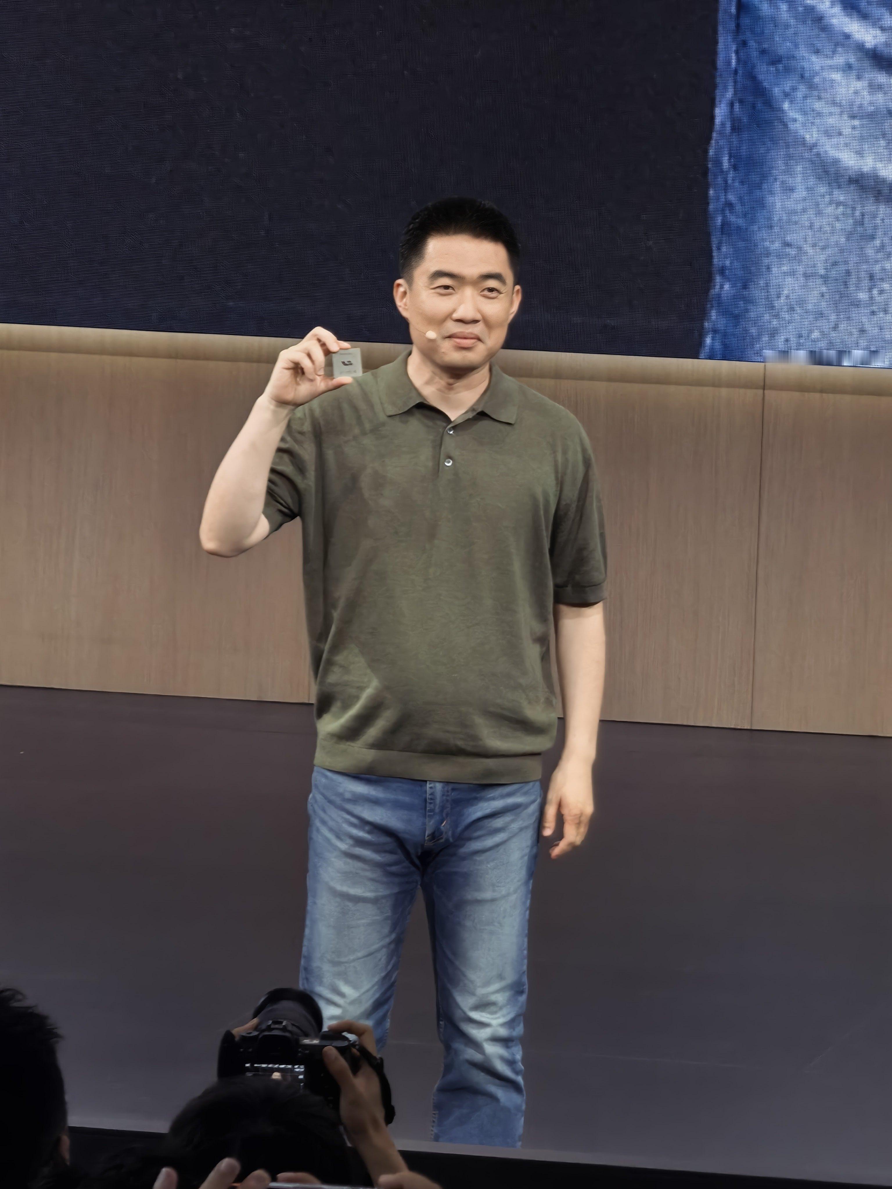 讲真的，李想次玩梗真的很高明。大家都刷到过他举桌子的搞笑名场面，但是他一点儿不尴