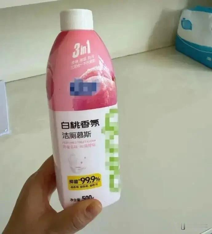 “市场经济不加约束的后果显现了！”老人把洁厕灵误当饮料喝下，立马食道灼伤，只能紧