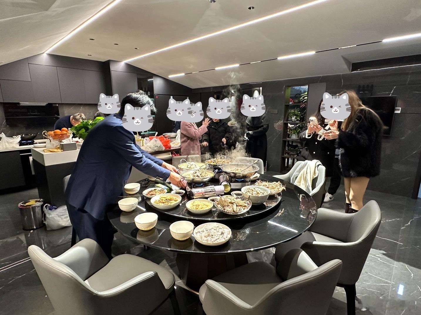 今天上演第一场催婚大战，大舅舅小舅舅分别上场，我爸在后面助攻。然后以一句我经济独