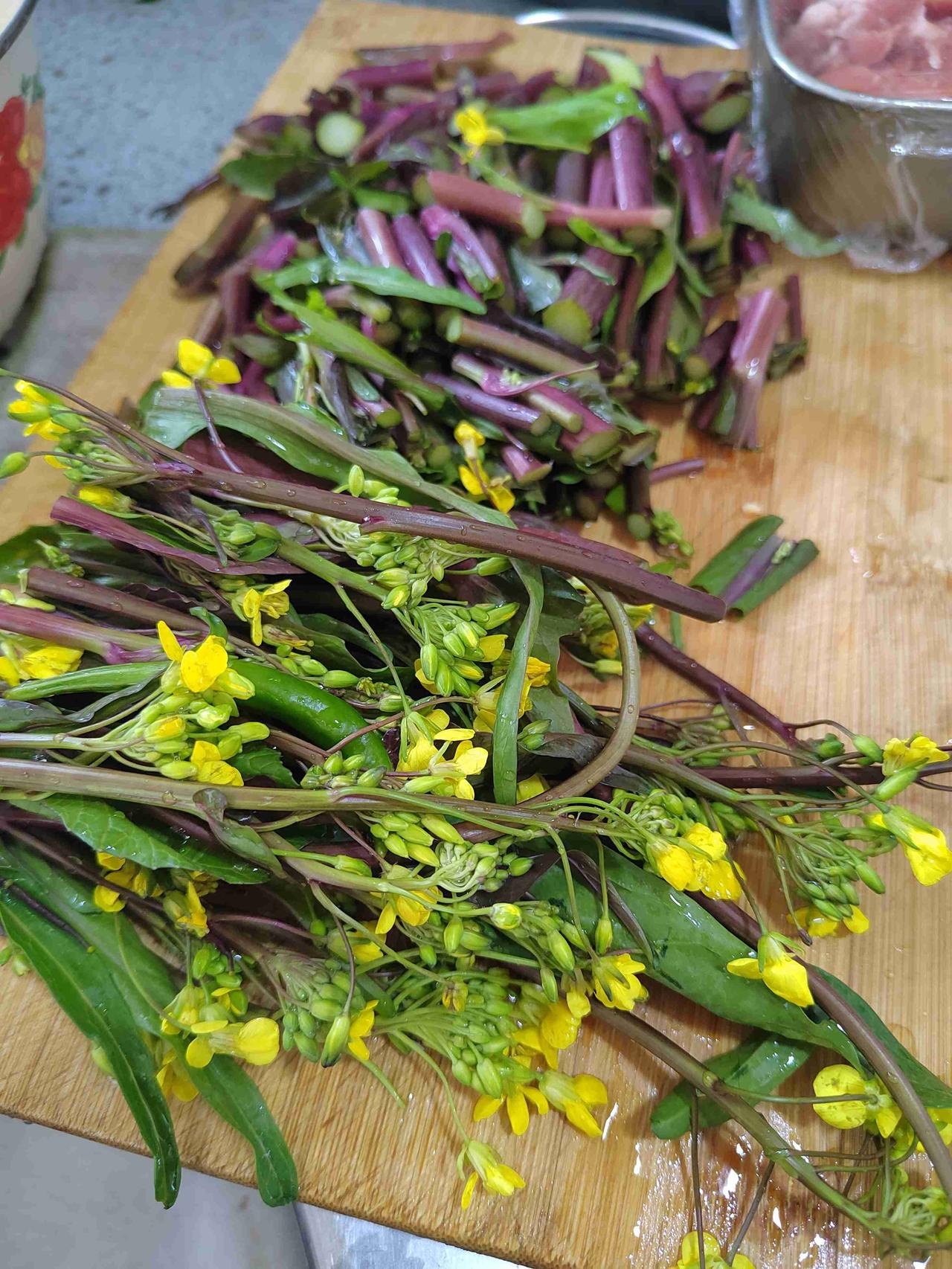 今天在小菜园摘的红菜苔，足够我1天的菜，把冰箱的几种食材混搭一起炒，营养充足。我