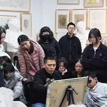 当然可以。

美术生的录取呢，不仅仅看专业成绩，还会考虑文化课成绩、作品集、面试