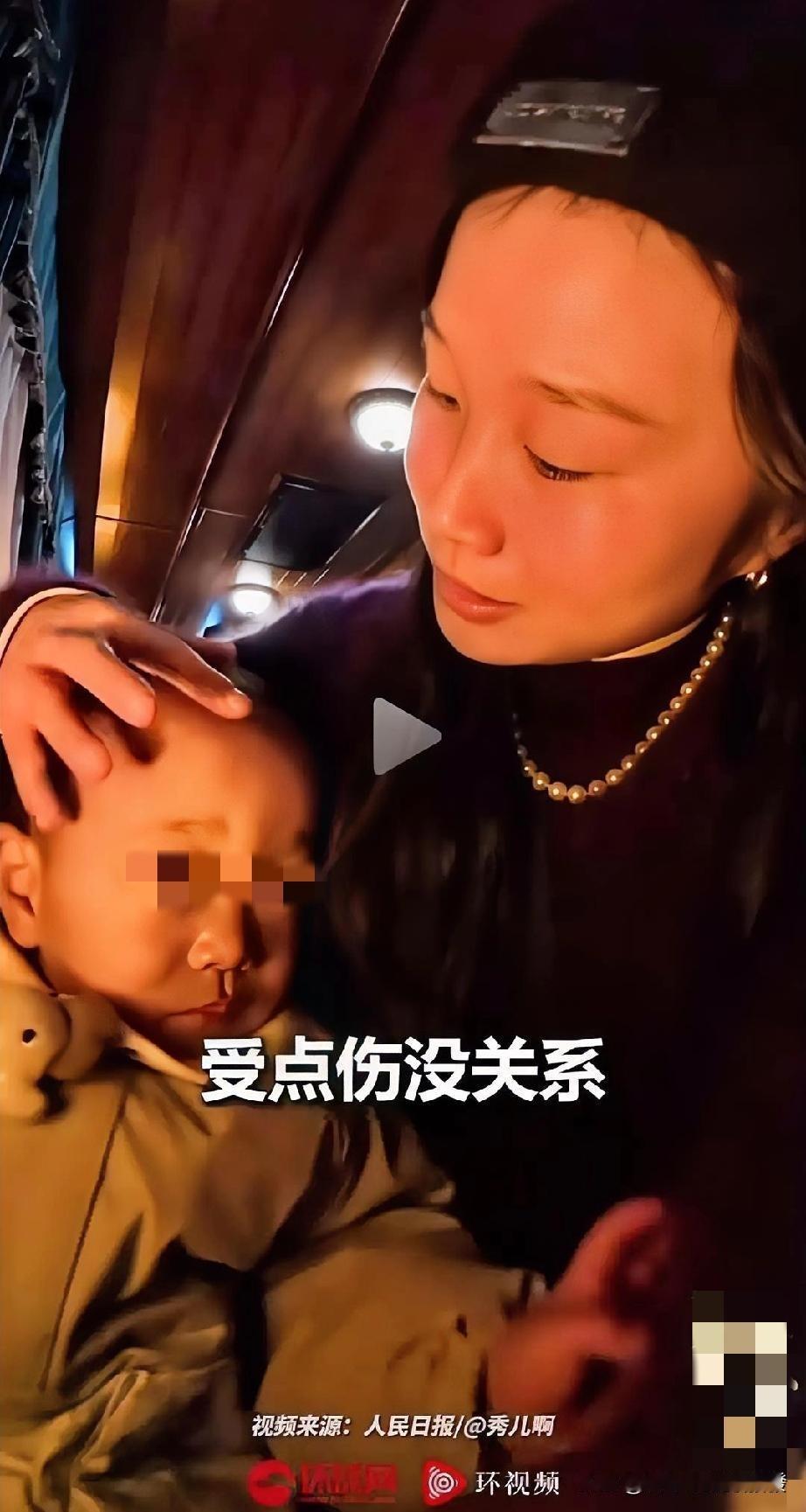 通情达理之人！一位景区表演人员跟孩子互动表演时，手中的道具不小心碰到孩子额头，吓