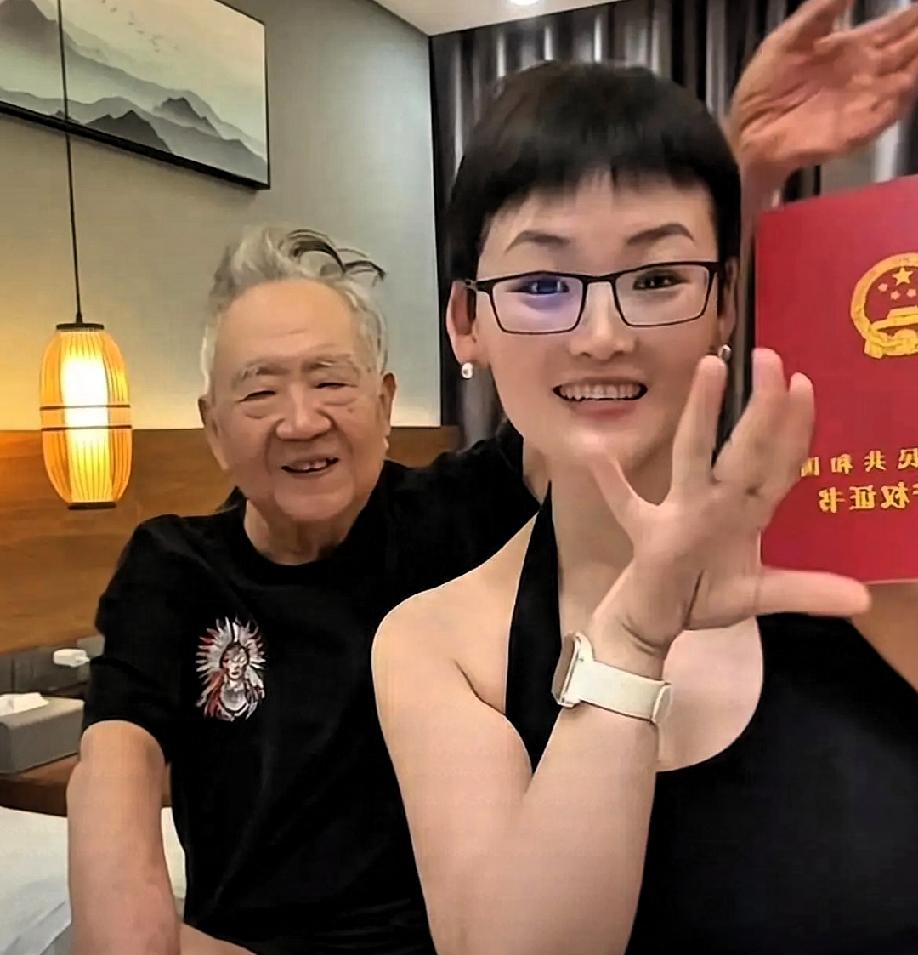 少38岁咋了？相守25年，年龄差也会有真爱！

说的就是80岁的知名画家张伯金和