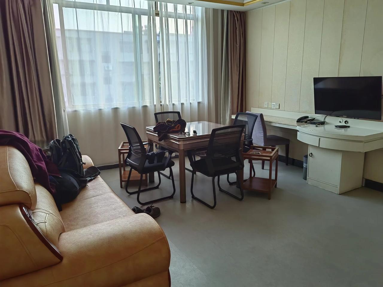 第一次住到这么经济实惠的酒店，三张床，有一张是分开房间的，相当于两个房间，大房间