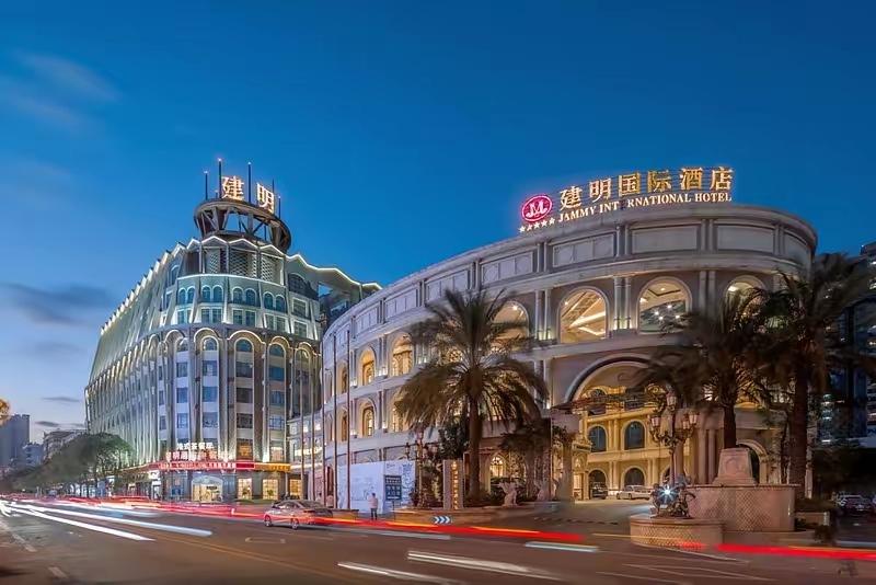 侨商浮沉：许明良与建明集团的轻重资产经营启示
 
从石狮乡村教师到东南亚知名侨商