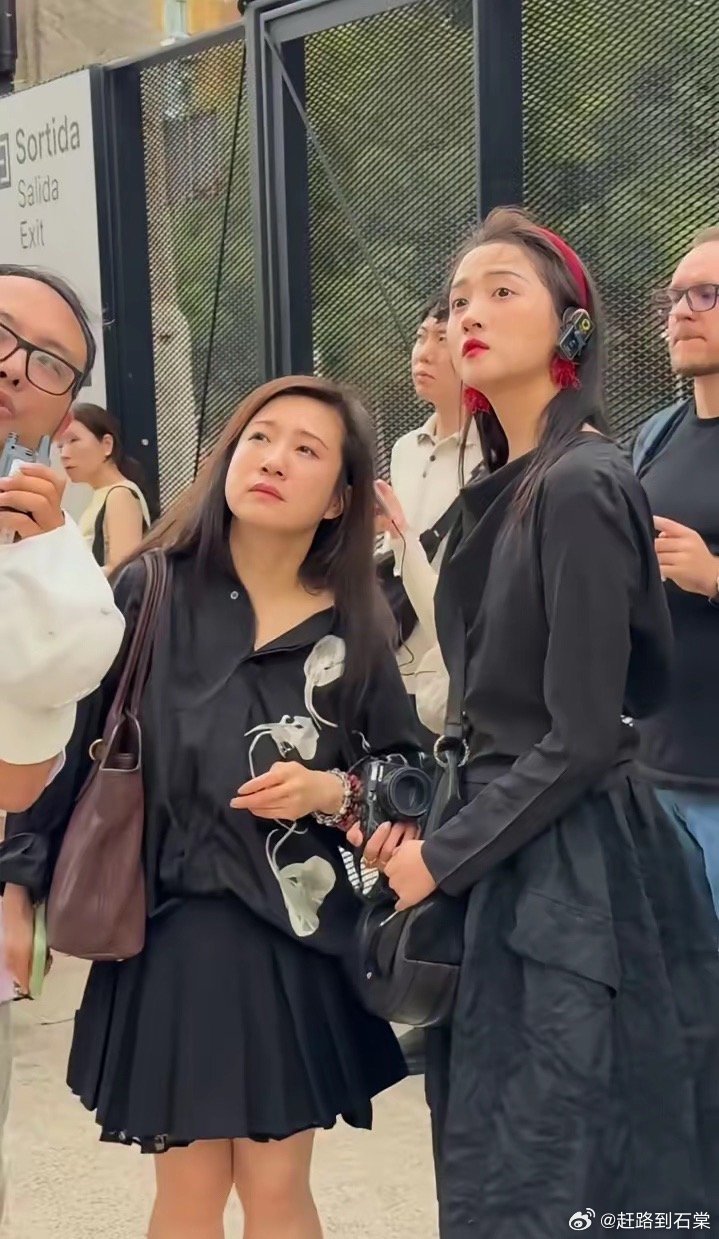 关晓彤西班牙度假，每天都在被偶遇，巴塞罗那逛教堂，黑裙配红发箍，高挑纤细的身材在