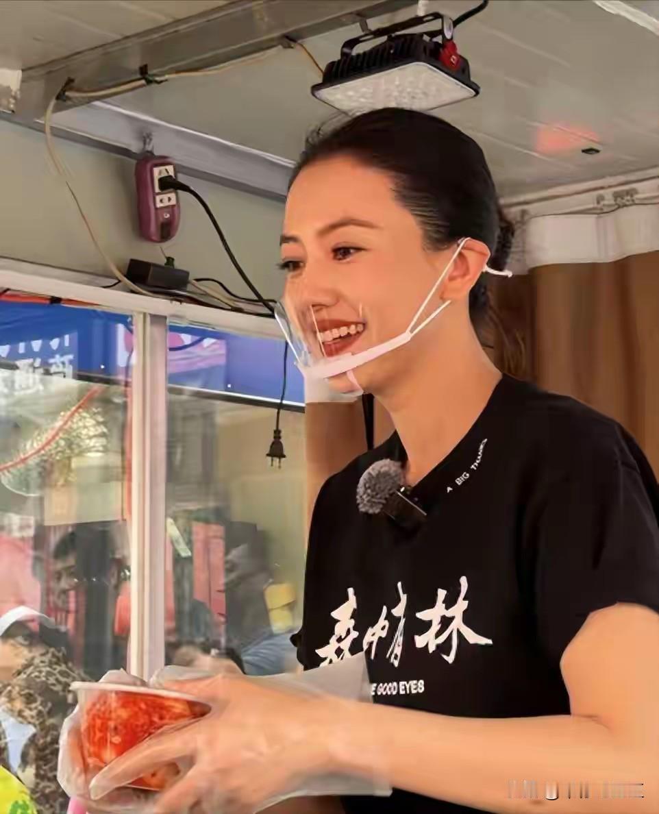 高圆圆，哪怕是在卖辣白菜，都给人感觉像是在飞机上当空姐。
这妆容这头型真的太漂亮