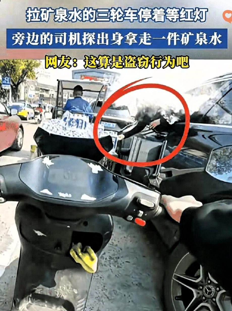 绿灯前的一幕真的把我看傻了！
 
一辆三轮车停在路边，旁边缓缓靠过来一辆奔驰。