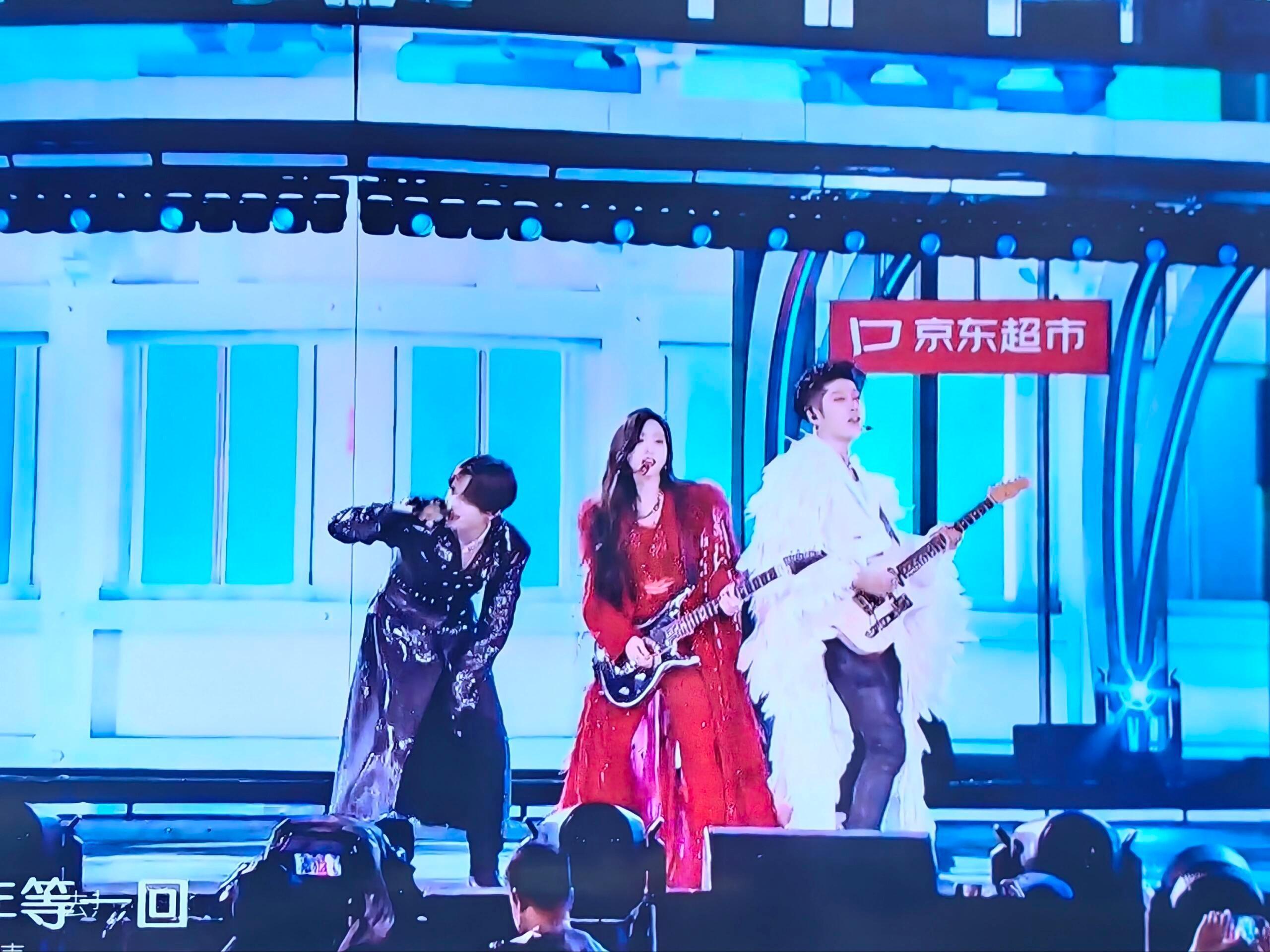 什么情况？得罪芒果了吗？没声音的麦克风，不齐的合唱，没有激情的低音…… 