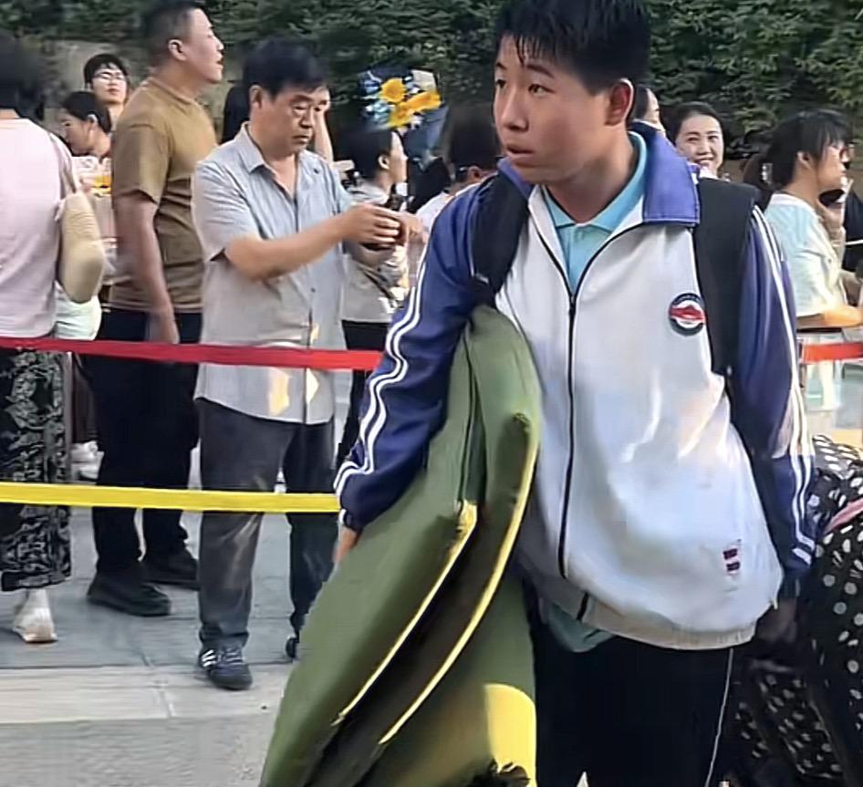 高考生一口气拿10万去毕业旅行，起初我看到这个新闻的时候，还以为是一个励志故事，