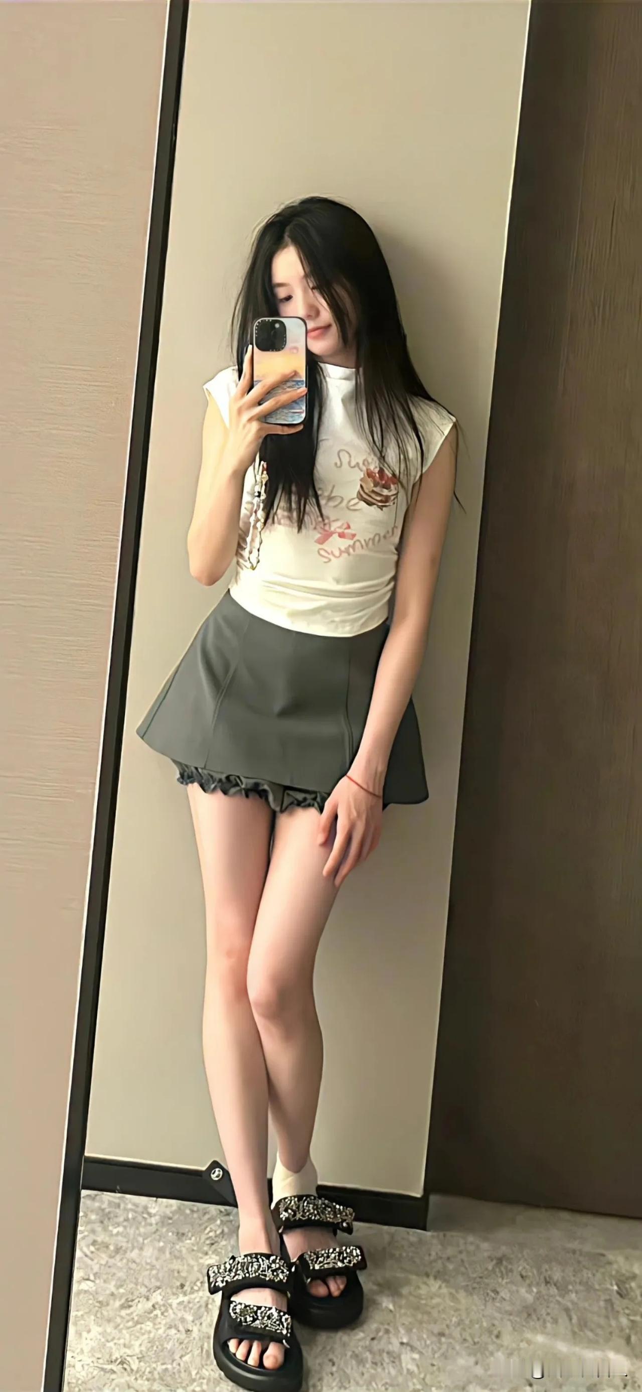 被这超绝身材拿捏的死死地—刘浩存
刘浩存身高165cm，体重41kg
生于200