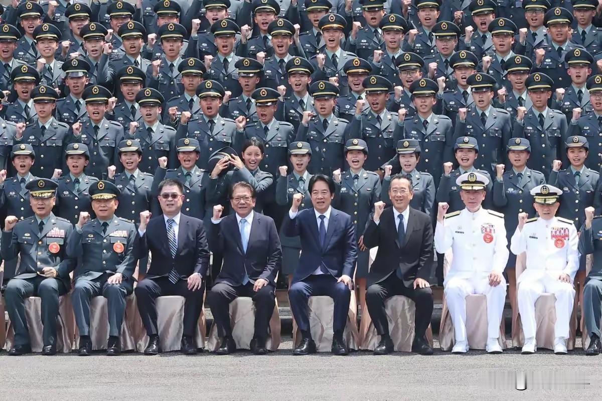 靠买武器、凑合作就能造出“台湾之盾”？赖清德这话也就骗骗刚毕业的军校生。
 
6
