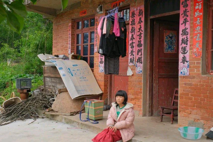 刷到这个新闻的时候愣了好久，完全不是预想里苦尽甘来的报恩爽文走向。
当年摩的师傅