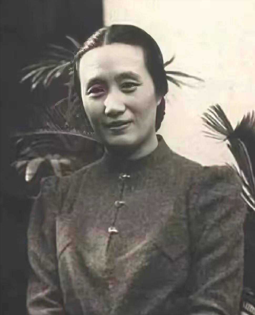 董竹君婚后连生4女，怀第五胎她浑身浮肿，丈夫瞟了一眼道：“又是个赔钱货！”谁料，