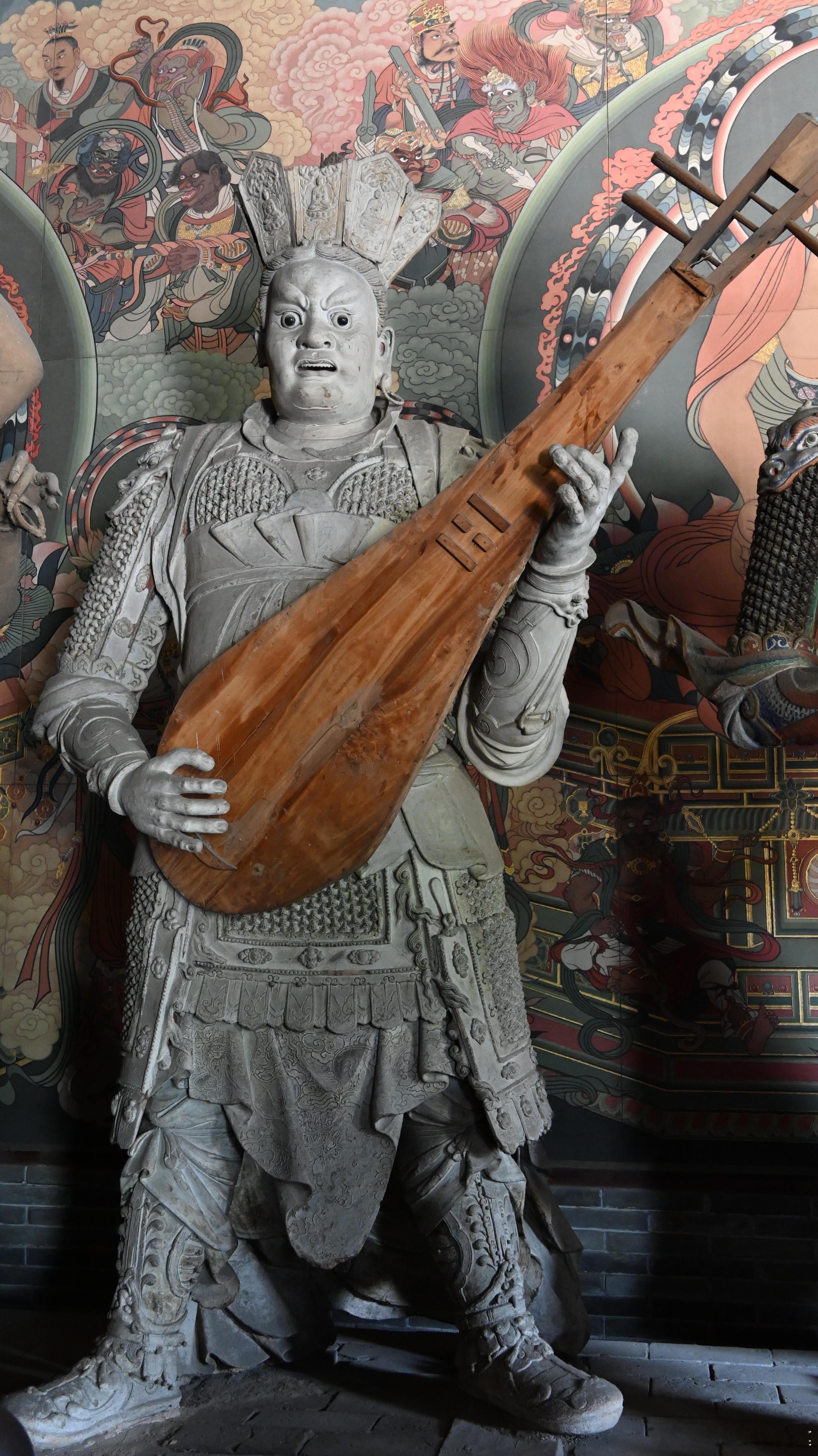 大同善化寺二十四诸天之持国天王。3.7米高，通体白色是因为后世重装彩绘时没有完成