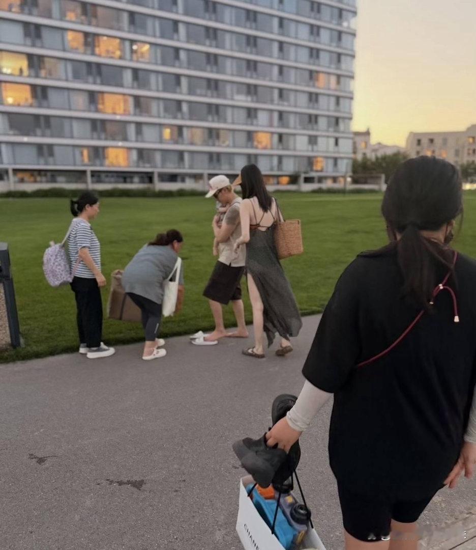 陈伟霆何穗阿那亚带娃度假，10个月小win会爬了，何穗白到发光腿长惊人 