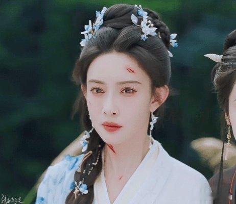 孟子义现在的性格是一点点磨出来的 不是天生强大，是摔过才懂韧。孟子义用经历证明：