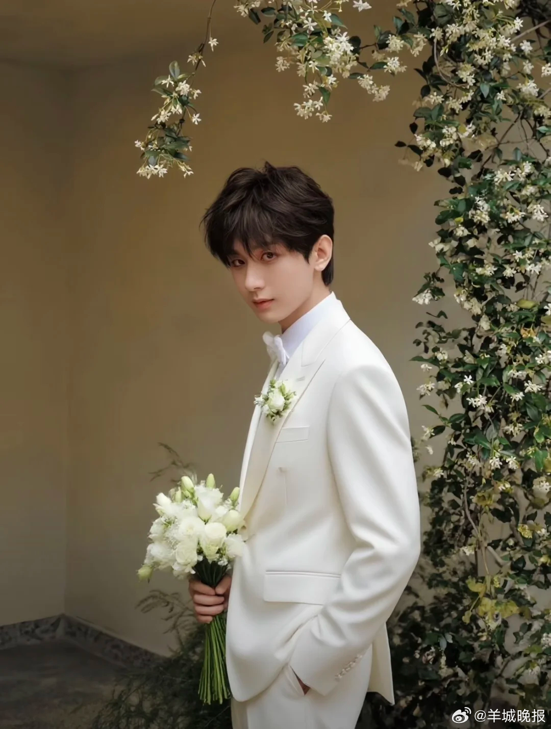 【谁穿白西装最权威？】白西装自带气场buff，是优雅的代名词。……谁是你心中白西