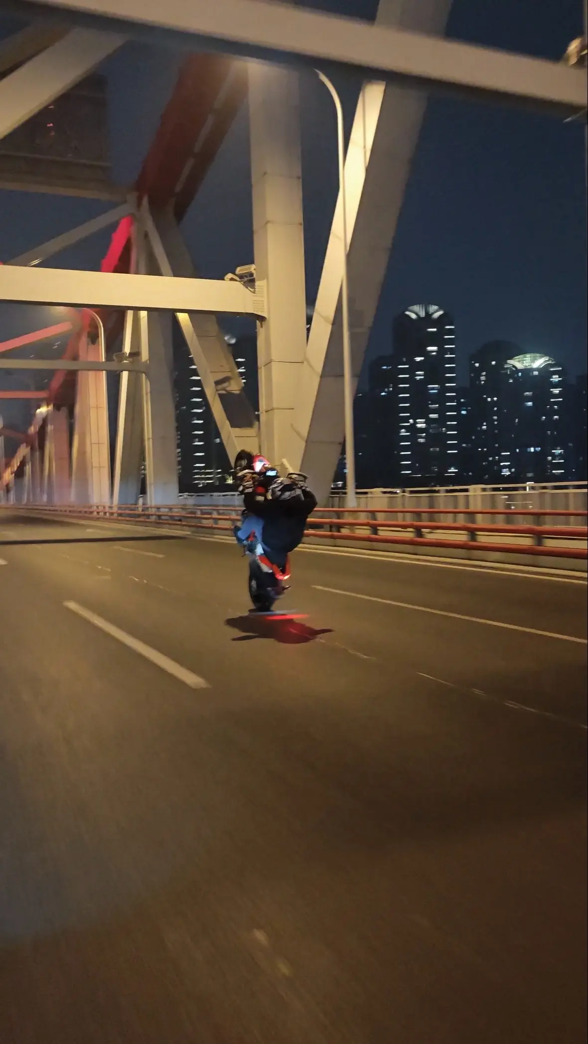 这个世界充满假象，唯有痛苦从不说谎。