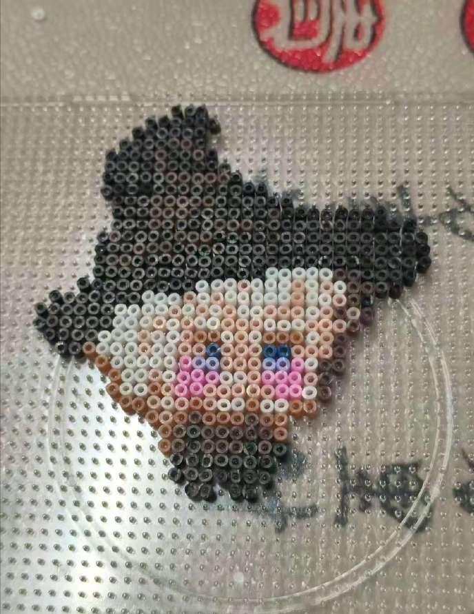 这个真有那么好玩吗？？

贵州一女孩用拼豆配套的小熨斗熨烫时，因熨斗漏电触电离世