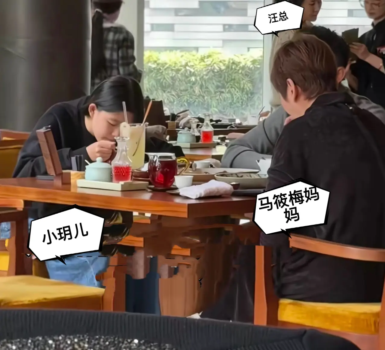 马筱梅妈妈带小玥儿吃饭被偶遇。小玥儿跟爸爸以及马筱梅妈妈吃饭被偶遇