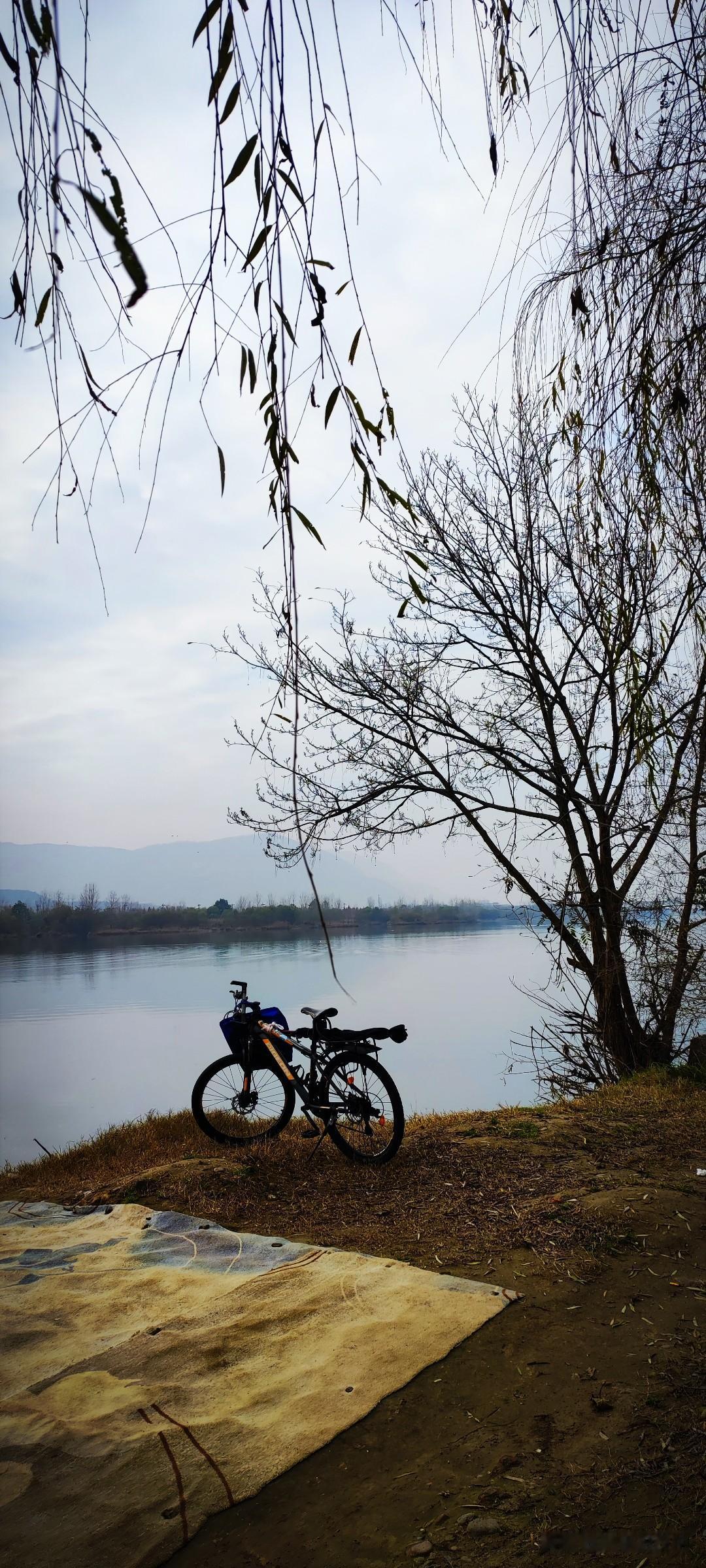 晒图笔记大赛阴天，短信收到“大风蓝色预警”。江面平静，柳梢寂寥，骑自行车的老人独