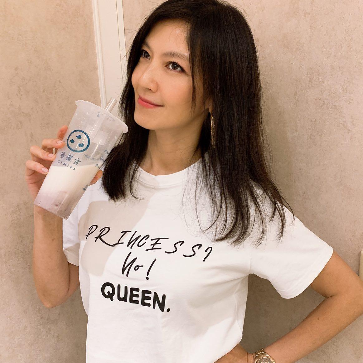 当年她在香港拍过不少出名的电影，那时候算是顶级美女，现在看起来依然漂亮，老影迷应
