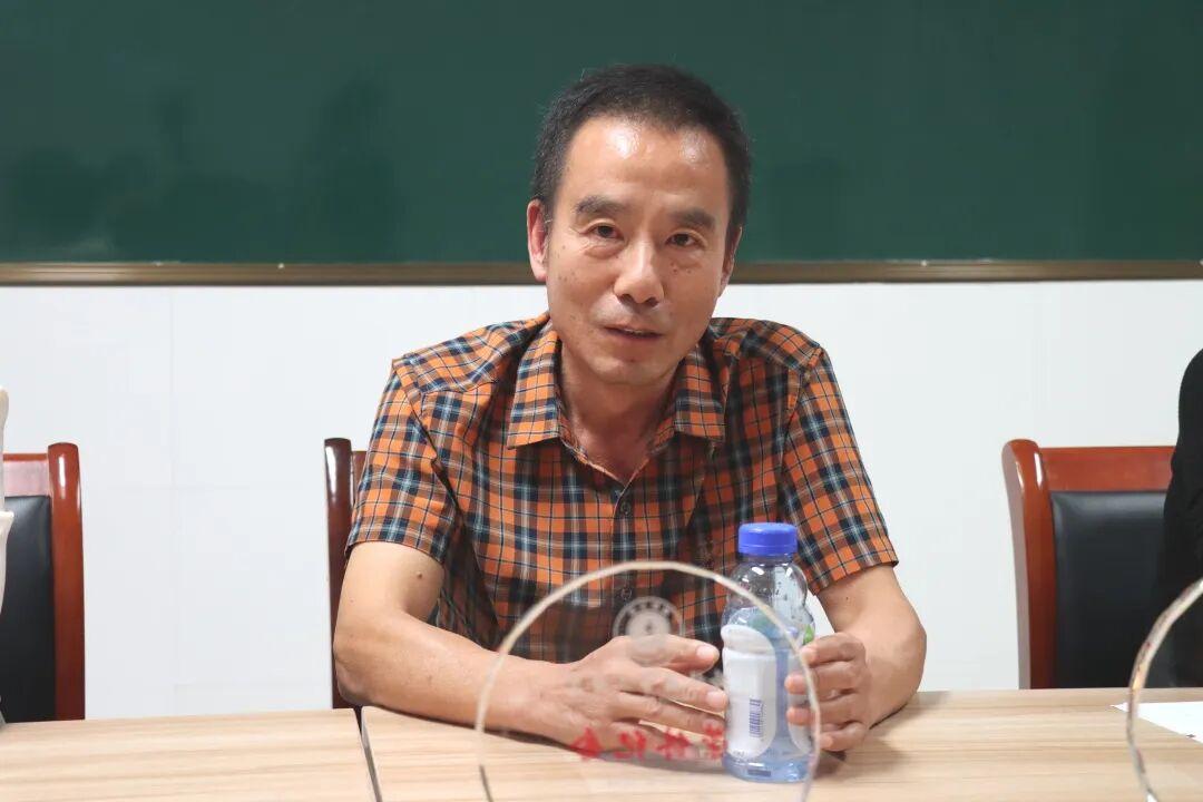 浙江路桥三中，于10 月 9 日举行徐友泉老师荣休仪式，​数学教研组长张海萍率先
