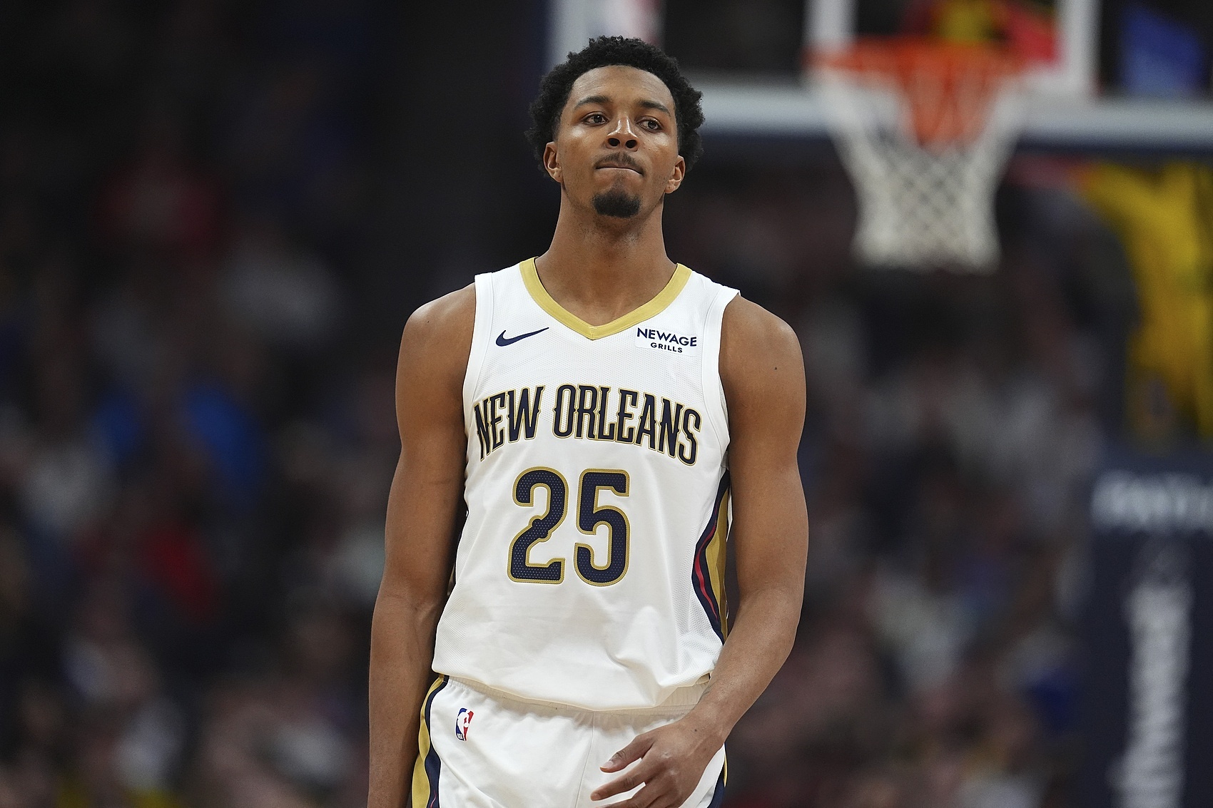 NBA Central报道，据消息人士透露，鹈鹕队对墨菲要价即战力老将+潜力年轻