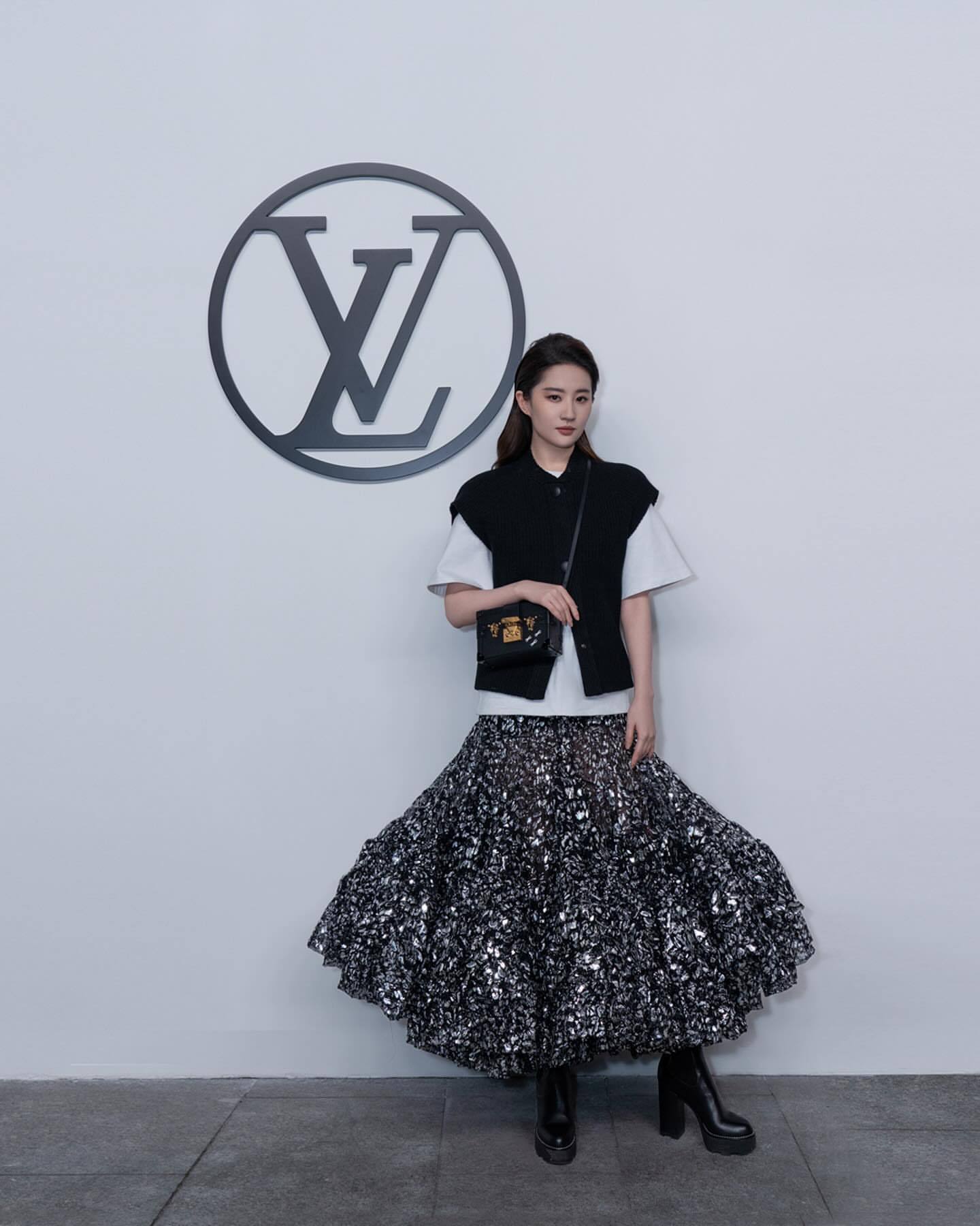 刘亦菲ins更新了昨晚lv大秀精修图，什么水平？ ​​​